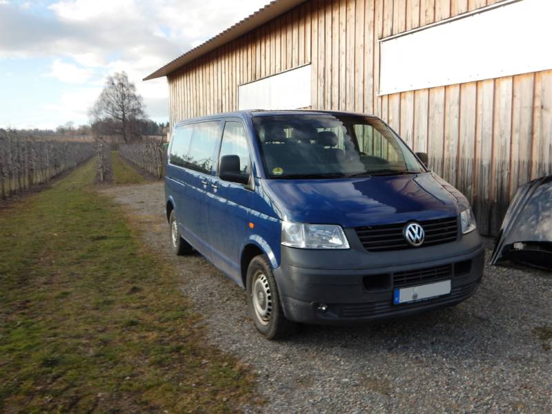 Ein VW Bus wird zu einem Camper ausgebaut.