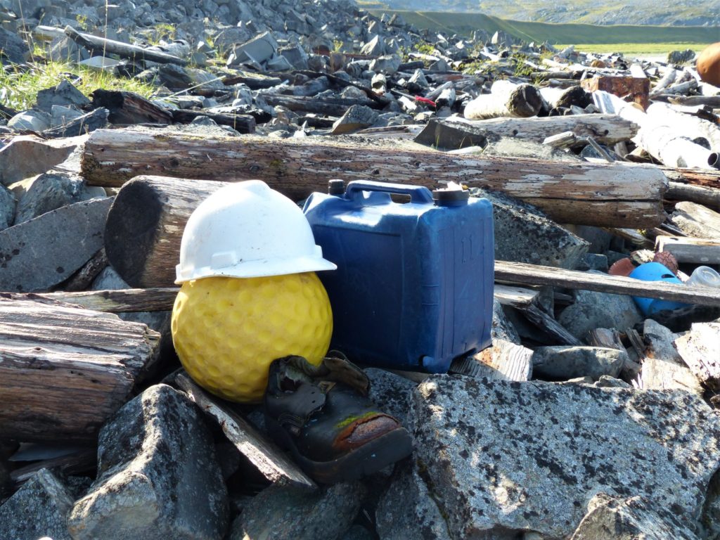Der Müll-Manager an einem Strand auf der Nordkinn-Halbinsel.