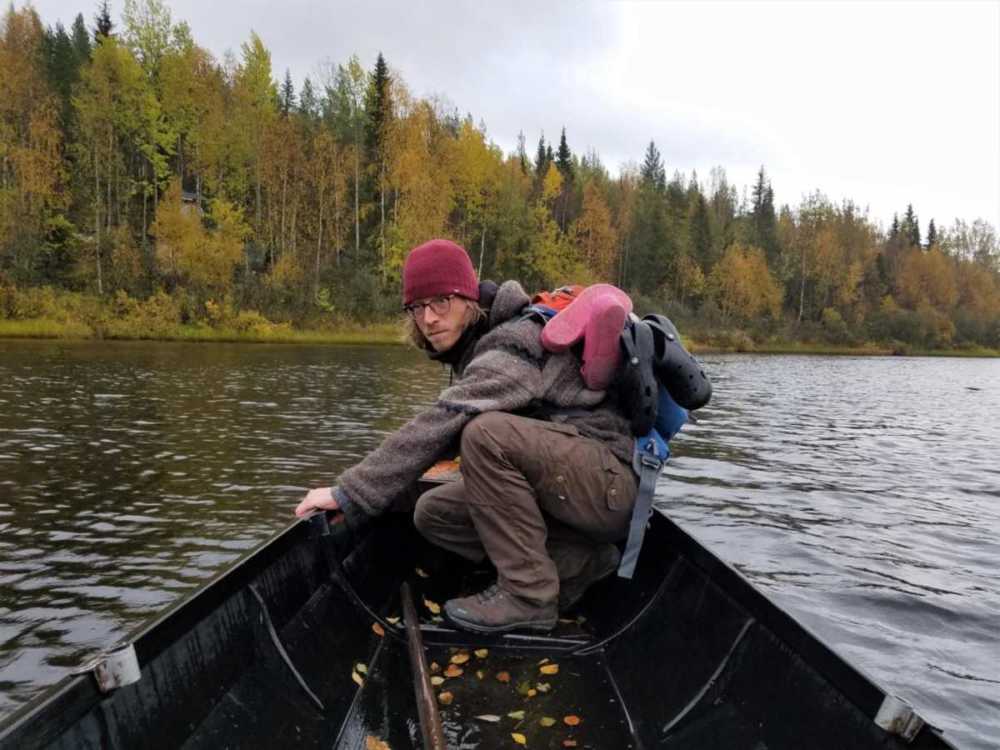 Mit einem kleinen Boot queren wir den Fluss zu Aulis Hütte.