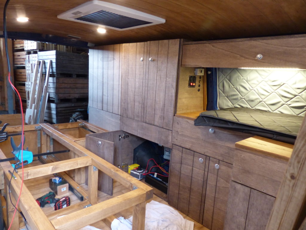 Möbel aus Holz für den Camper Bus