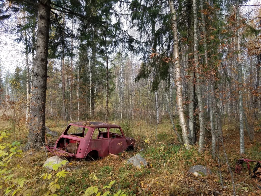 Kaputtes Auto in Finnlands Wäldern.