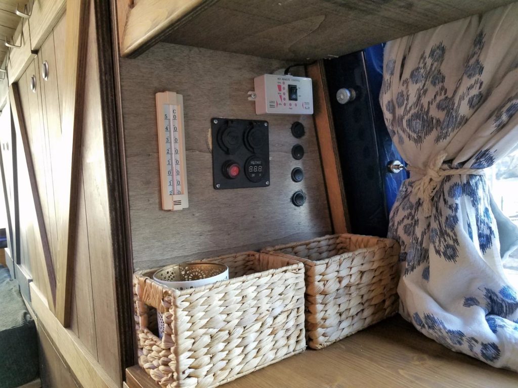 Möbel aus Holz für den Campingbus.