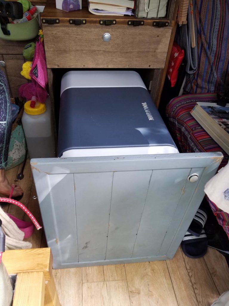 Kompressor-Kühlbox im Camper auf Auszug eingebaut.