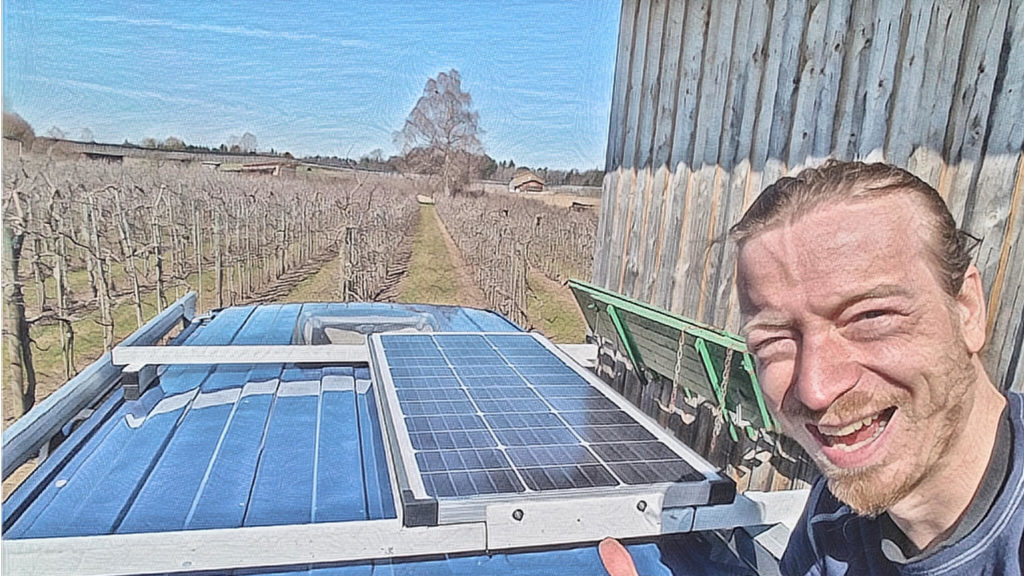 Solaranlage für Camper auf selbstgebauter Halterung