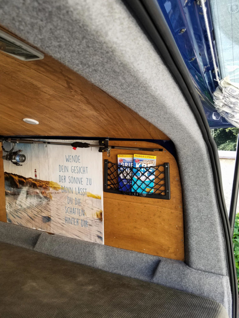 Karosserie und Kunststoffteile im Camper mit Velour bekleben.