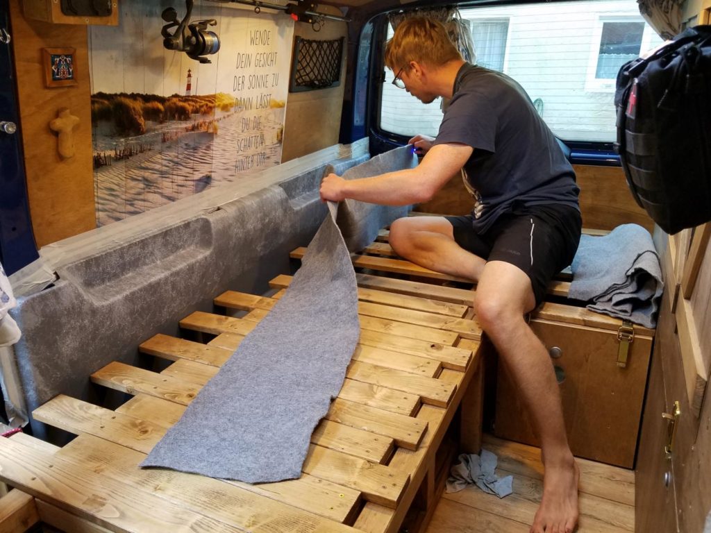 Filzen mit Sprühkleber im Camper-Ausbau.