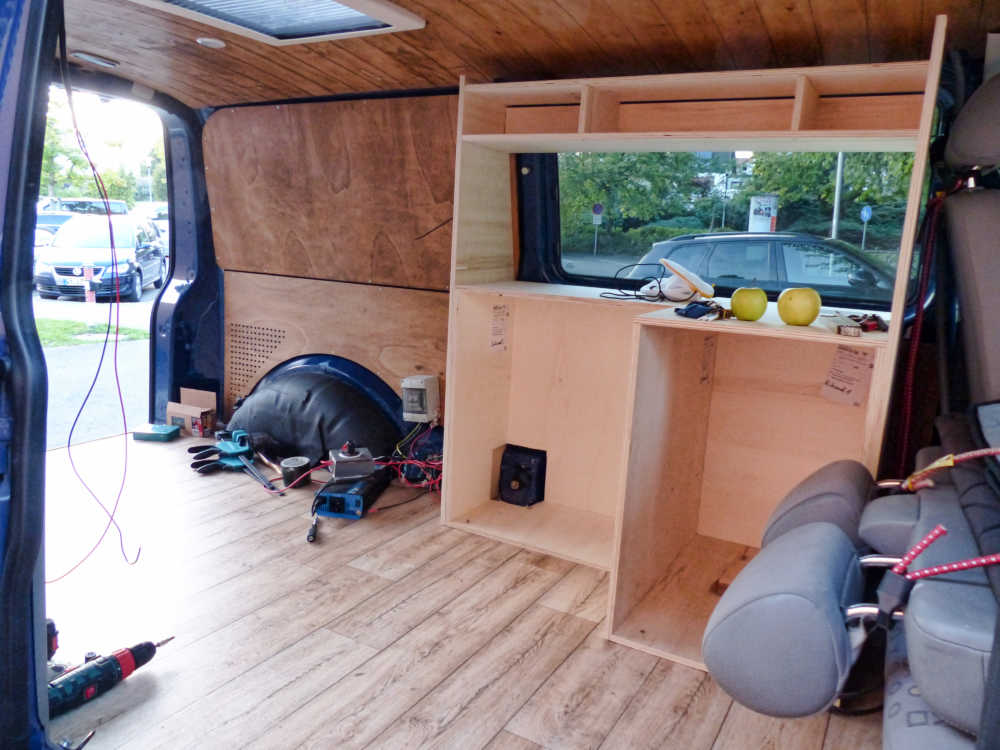 Holzplatten im Innenausbau im Camper werden angepasst und zurecht gesägt.