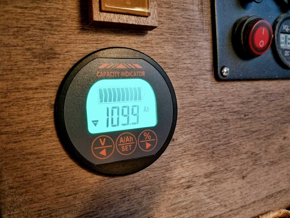 Der Eingebaute AiLi Voltmeter in den Camper