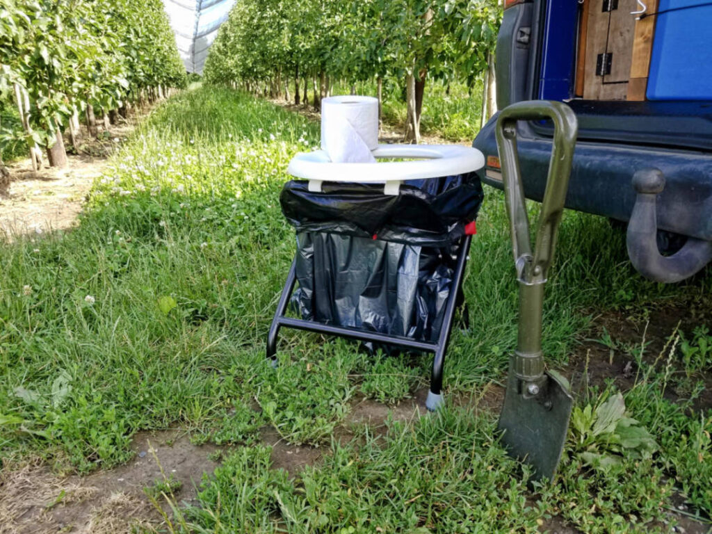 Wie gehe ich im Campingbus auf Toilette? Campingtoilette oder Klappspaten?