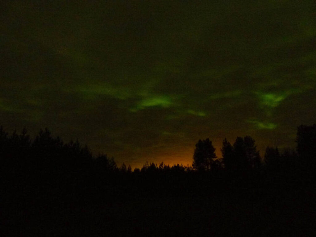 Nordlichter hinter einer dicken Wolkendecke