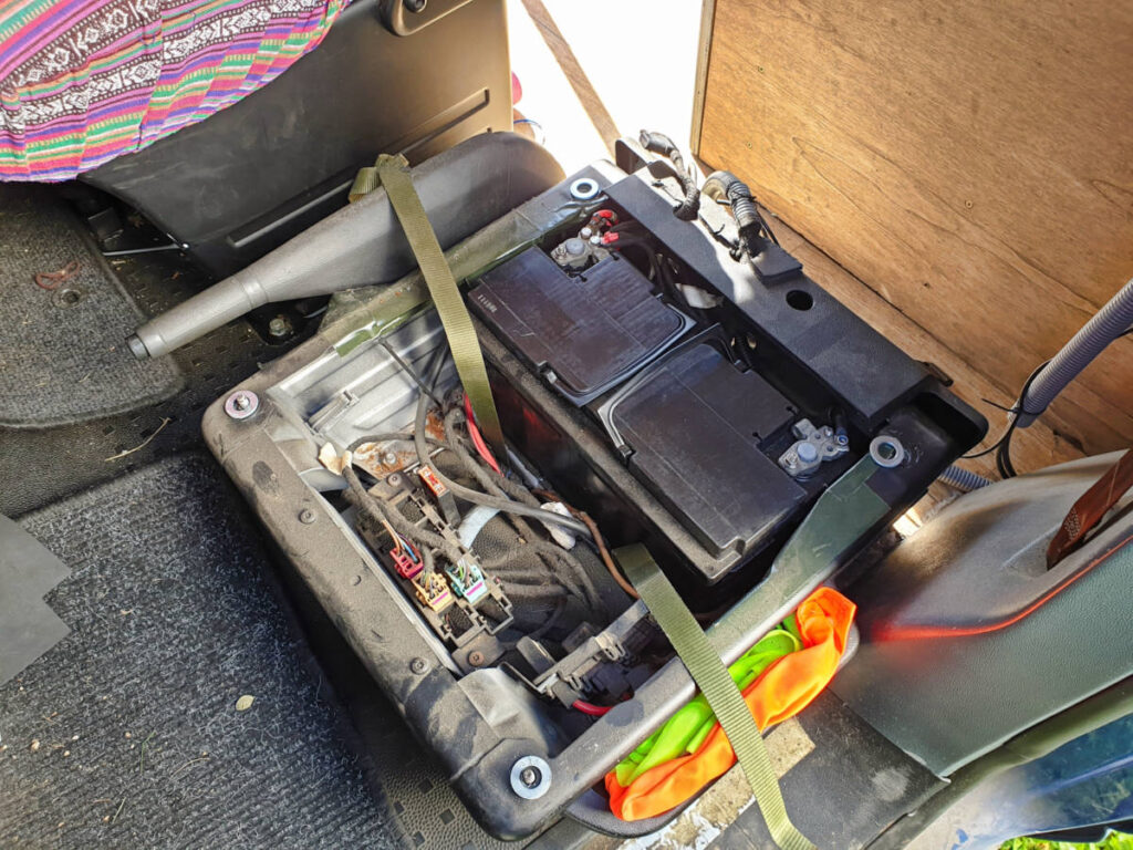 Batterie unter Fahrersitz im VW Bus