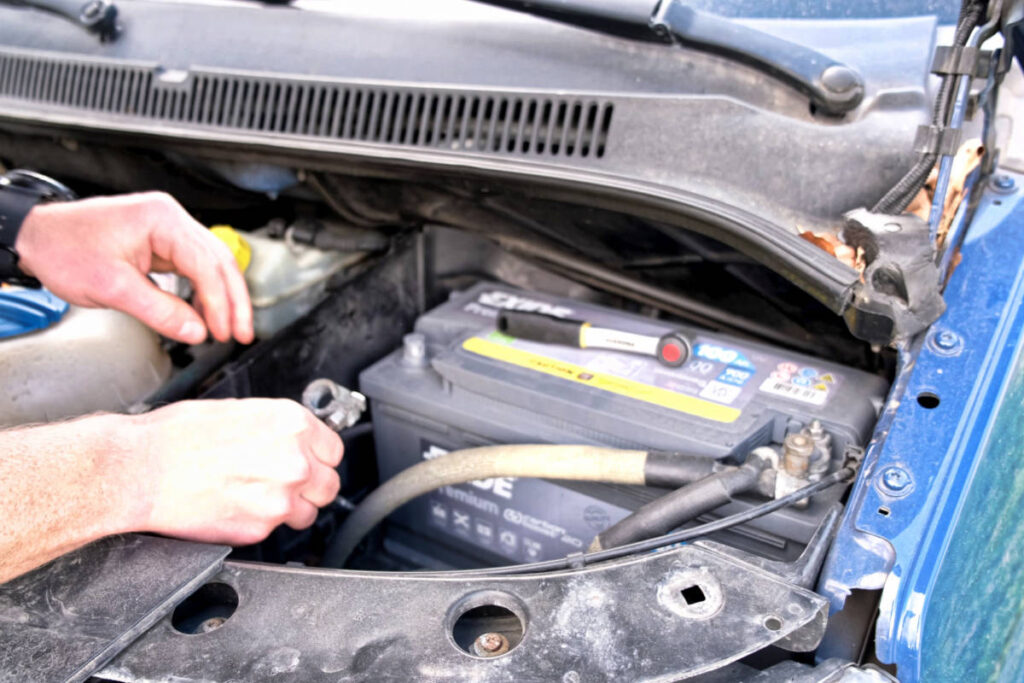 Auto-Batterie richtig abklemmen und anklemmen