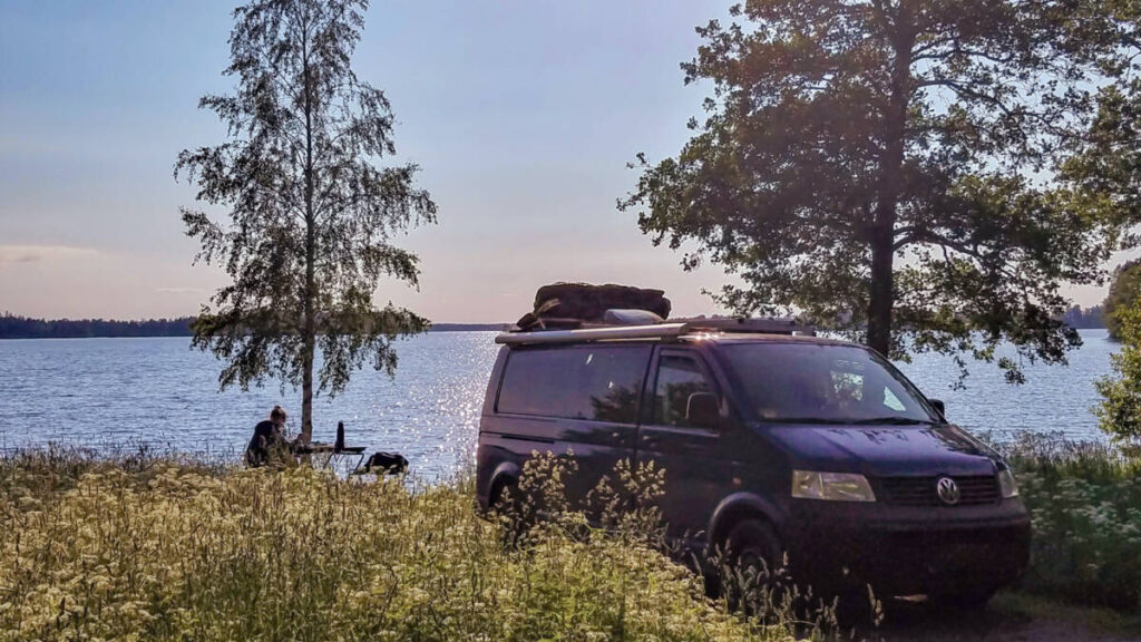 Mit dem Camper am See campen. Legal Freistehen mit Camping.Landreise